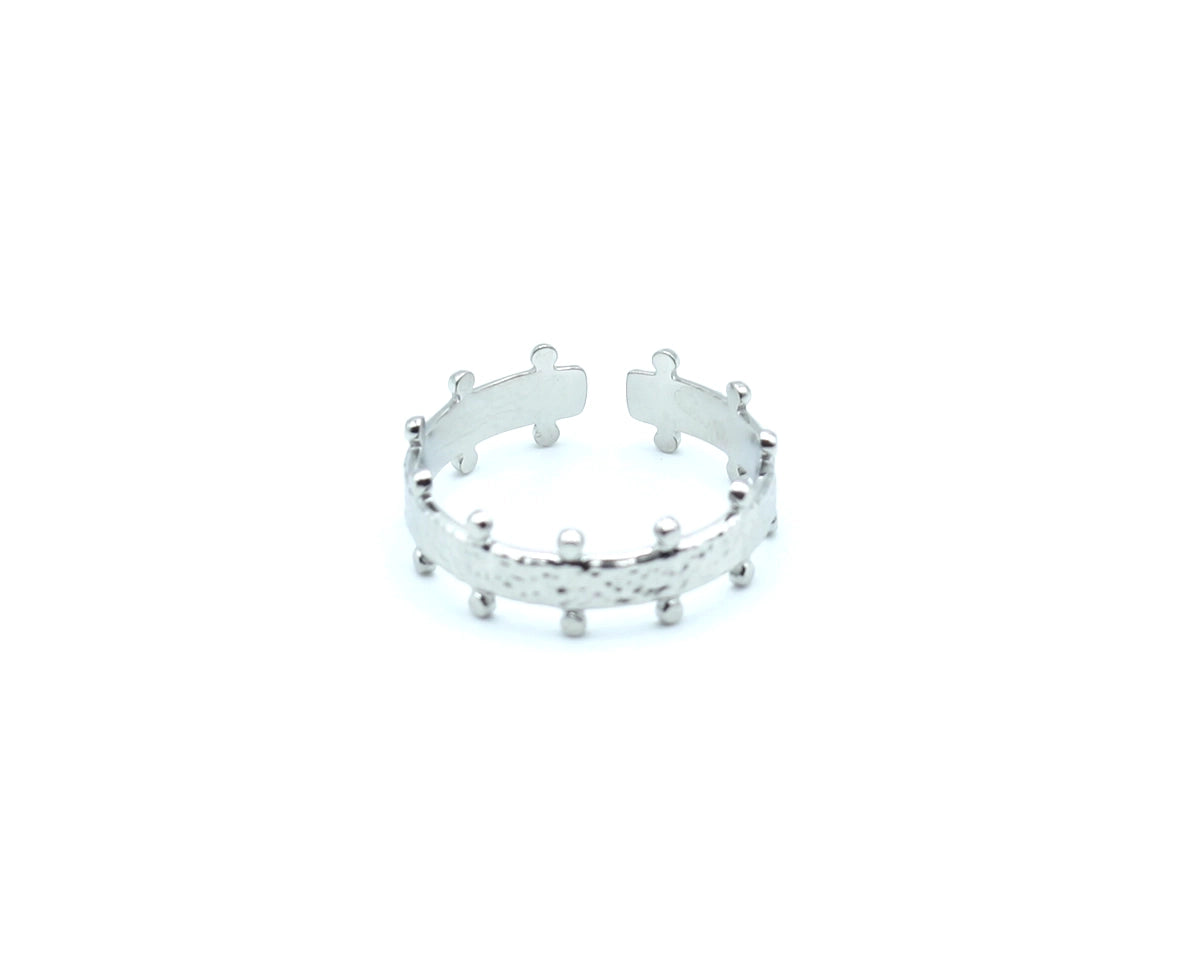Anillo Ra ajustable en acero inoxidable plateado, hipoalergénico, resistente al agua y con textura martillada - DELACABRA