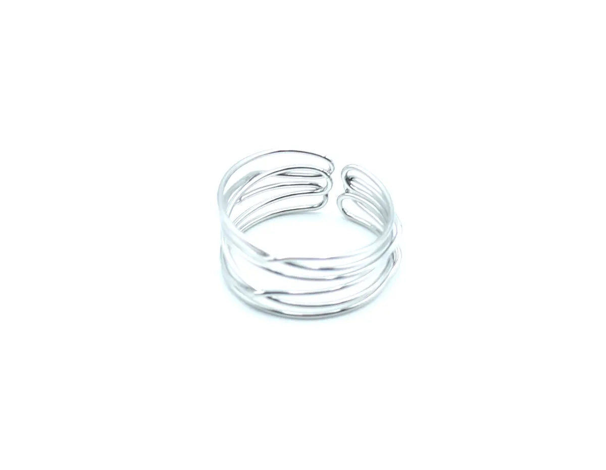 Anillo Seda, acero inoxidable plateado con una forma moderna, para todas las ocasiones, atemporal. Vista transversal - DELACABRA