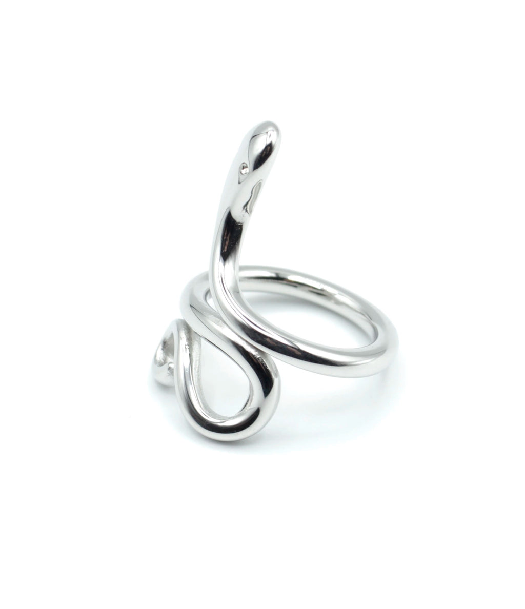 Anillo snake ajustable de acero inoxidable plateado, vista lateral. Forma serpenteante moderna y cómoda