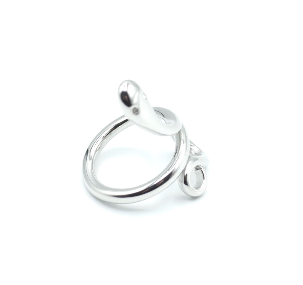 Anillo snake ajustable en acero inoxidable color plata, visto desde arriba. Diseño minimalista y elegante.