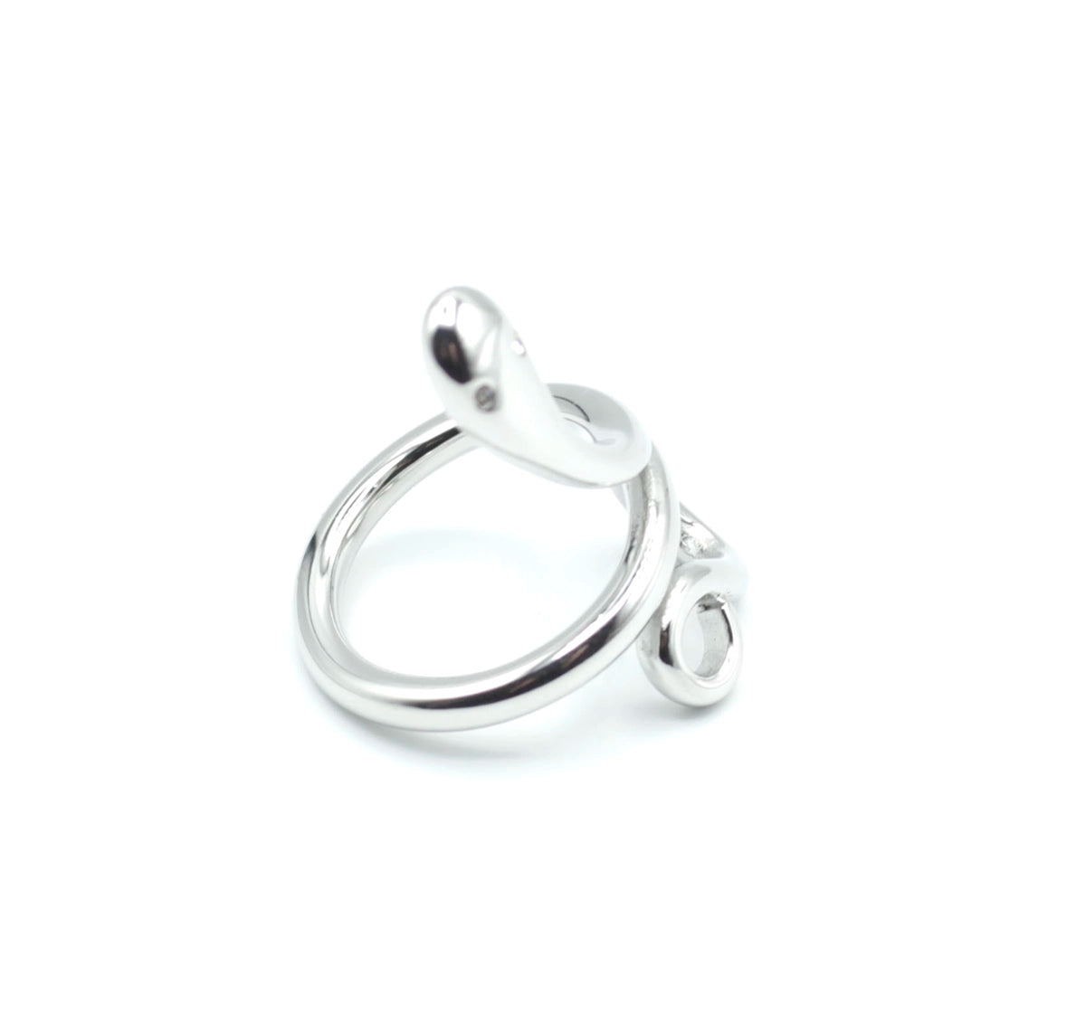 Anillo snake ajustable en acero inoxidable color plata, visto desde arriba. Diseño minimalista y elegante.