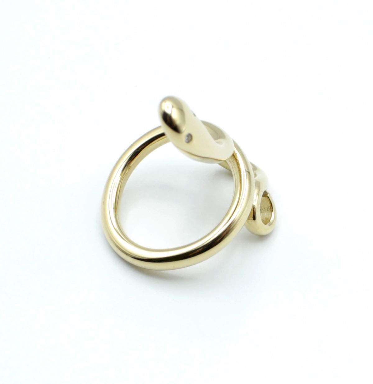 Anillo snake ajustable dorado en acero inoxidable. Vista lateral destacando su forma fluida y sofisticada