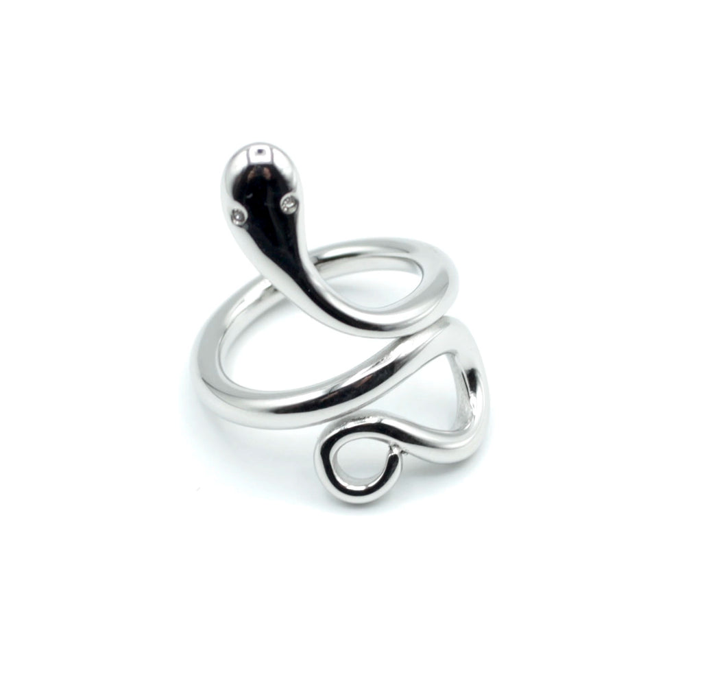 Anillo snake ajustable en color plata, detalle frontal. Acero inoxidable resistente y diseño envolvente