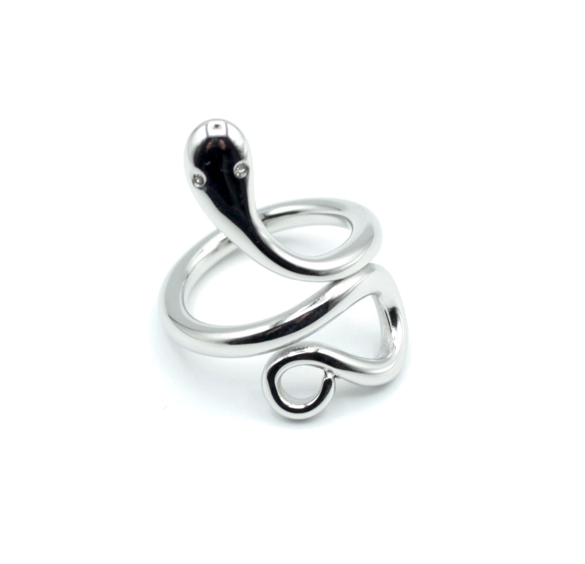 Anillo snake ajustable en color plata, detalle frontal. Acero inoxidable resistente y diseño envolvente