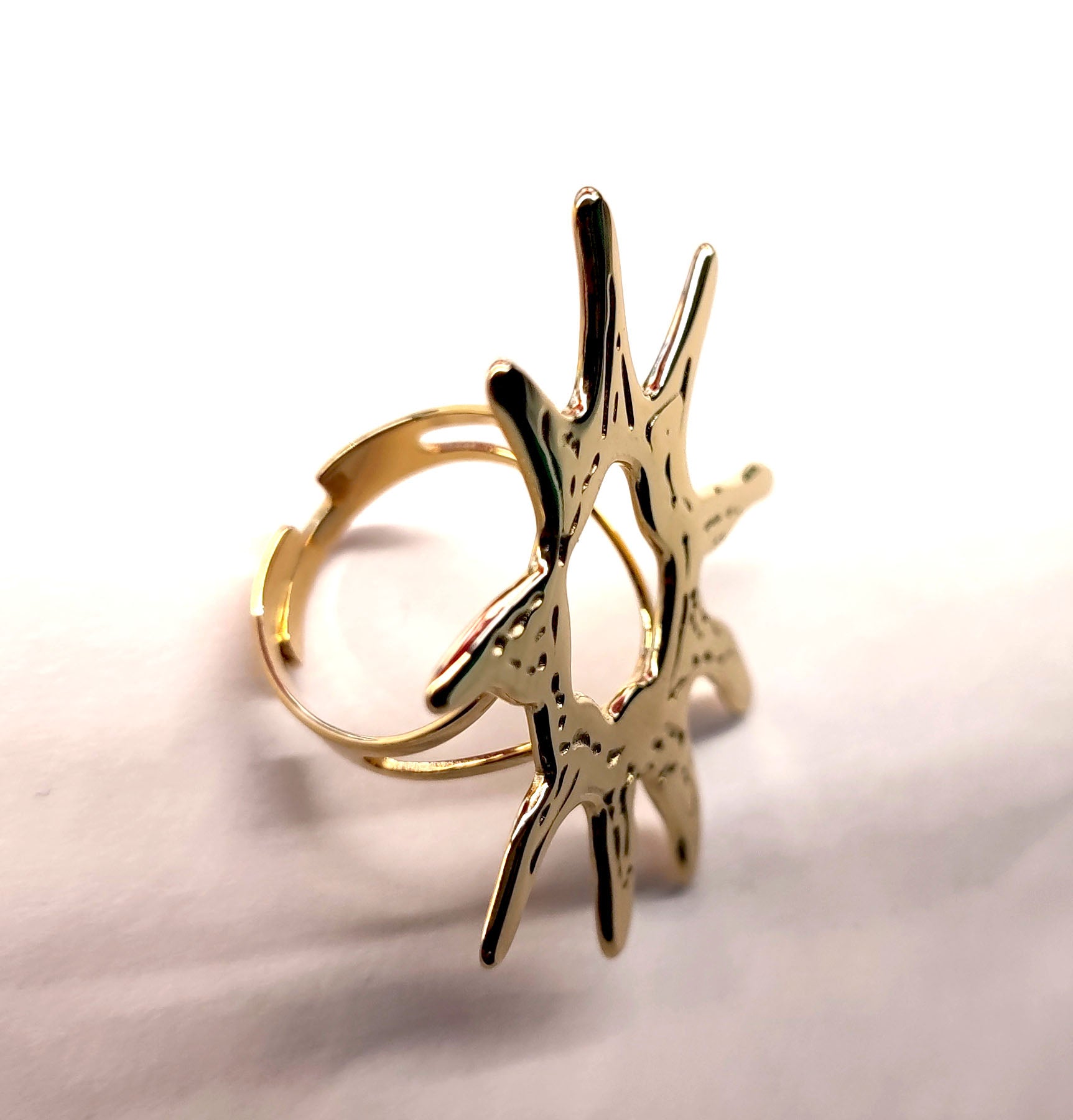 Anillo Sunshine dorado en vista lateral, acero inoxidable ajustable y resistente - DELACABRA