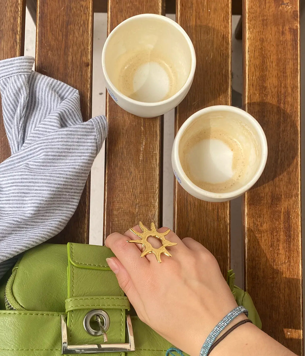 Anillo Sunshine dorado en mano con luz natural, joya llamativa de acero inoxidable - DELACABRA