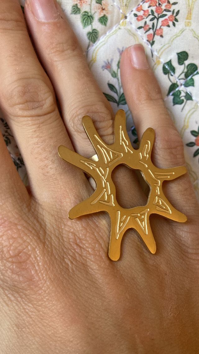 Anillo Sunshine dorado mate sobre mano, diseño moderno, hipoalergénico y ajustable