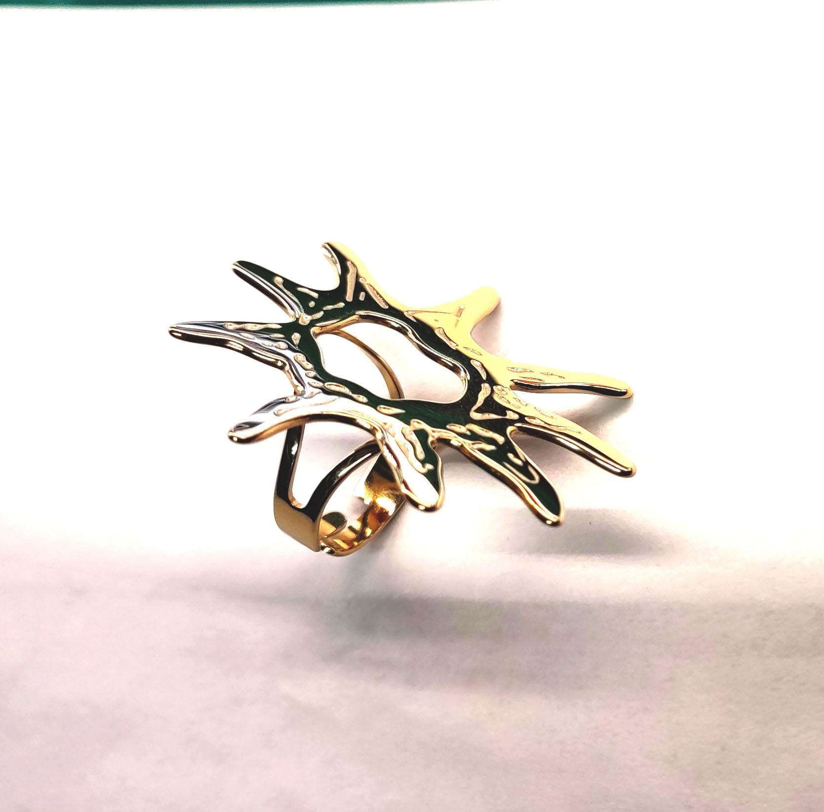 Anillo Sunshine dorado brillante con forma irregular y acabado pulido - DELACABRA