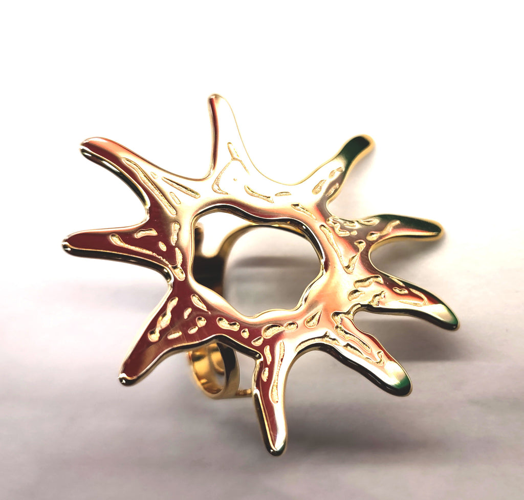 Anillo Sunshine dorado con textura en relieve, diseño llamativo y moderno - DELACABRA