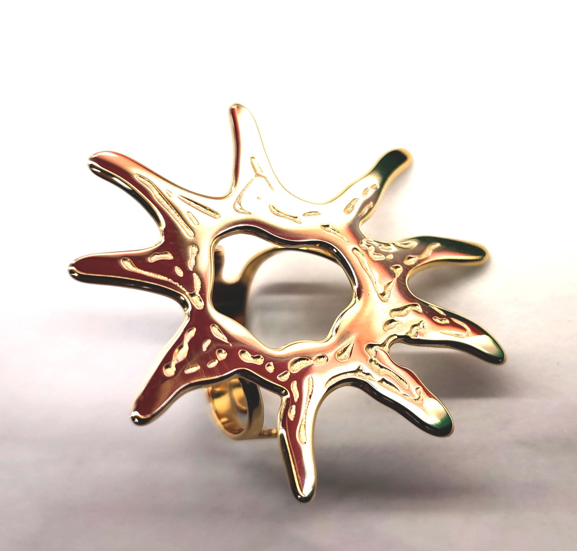 Anillo Sunshine dorado con textura en relieve, diseño llamativo y moderno - DELACABRA