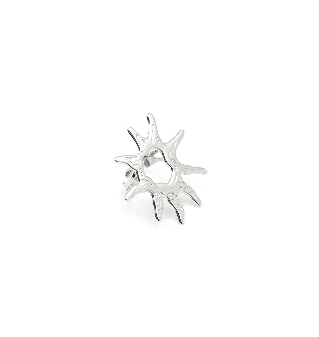 anillo sunshine acabado brillante con textura, diseño solar místico. Delacabra
