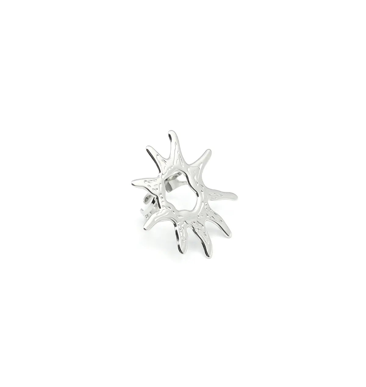 anillo sunshine acabado brillante con textura, diseño solar místico. Delacabra