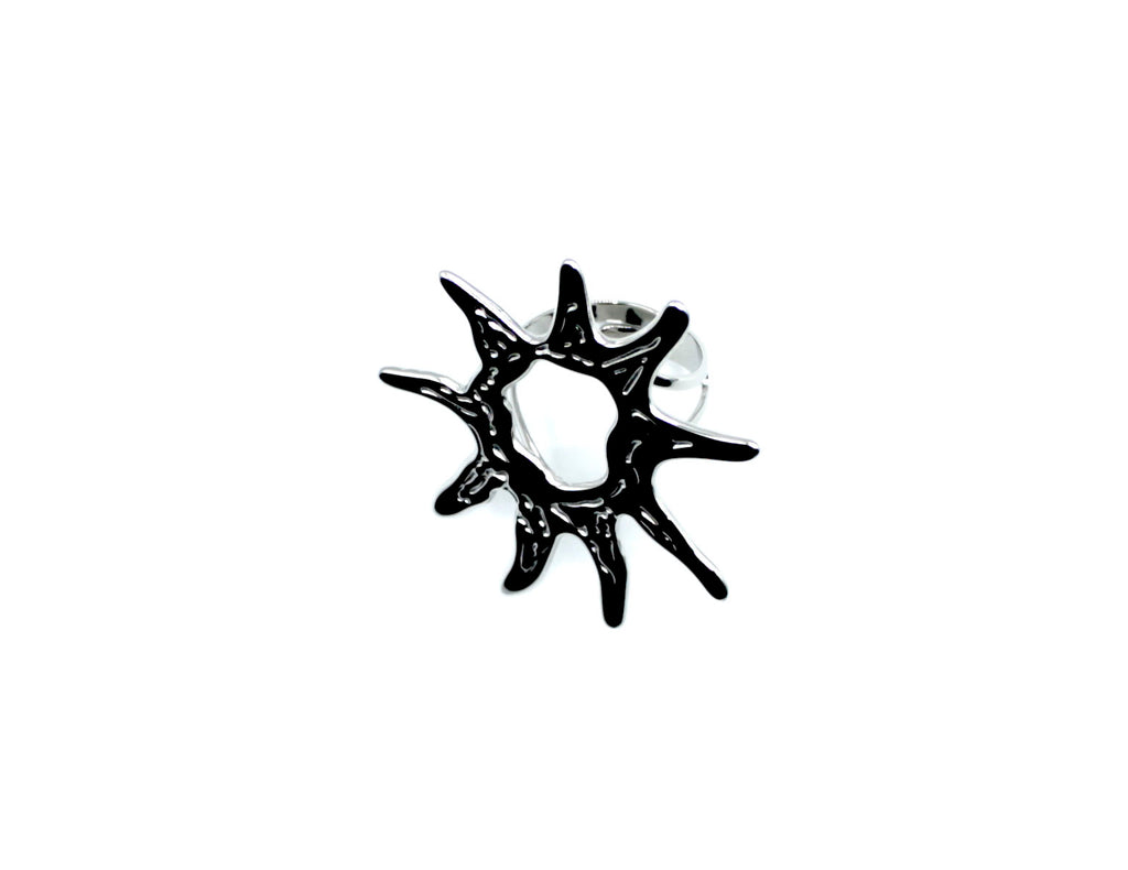 Anillo Sunshine de acero inoxidable en color plateado, detalle orgánico y forma solar - DELACABRA