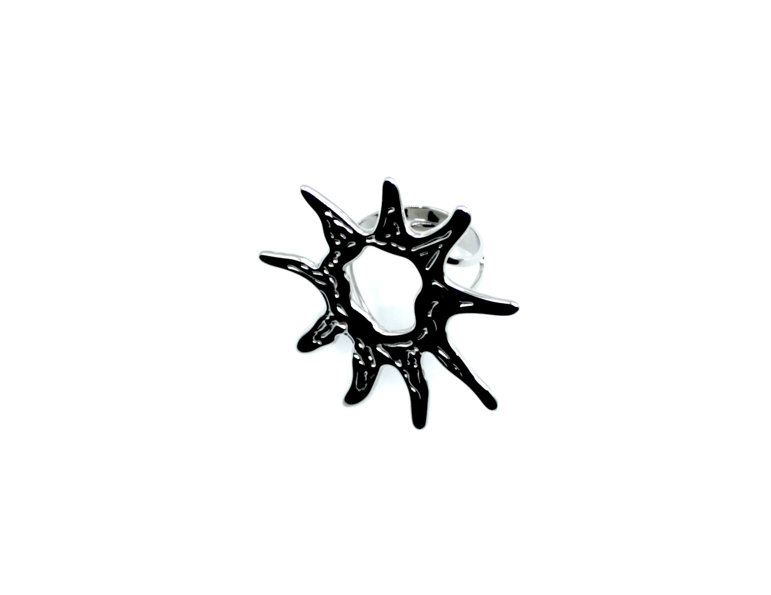 Anillo Sunshine de acero inoxidable en color plateado, detalle orgánico y forma solar - DELACABRA