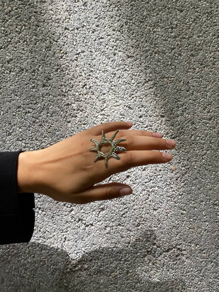 Anillo Sunshine plateado en mano al aire libre, estilo original y atrevido - DELACABRA