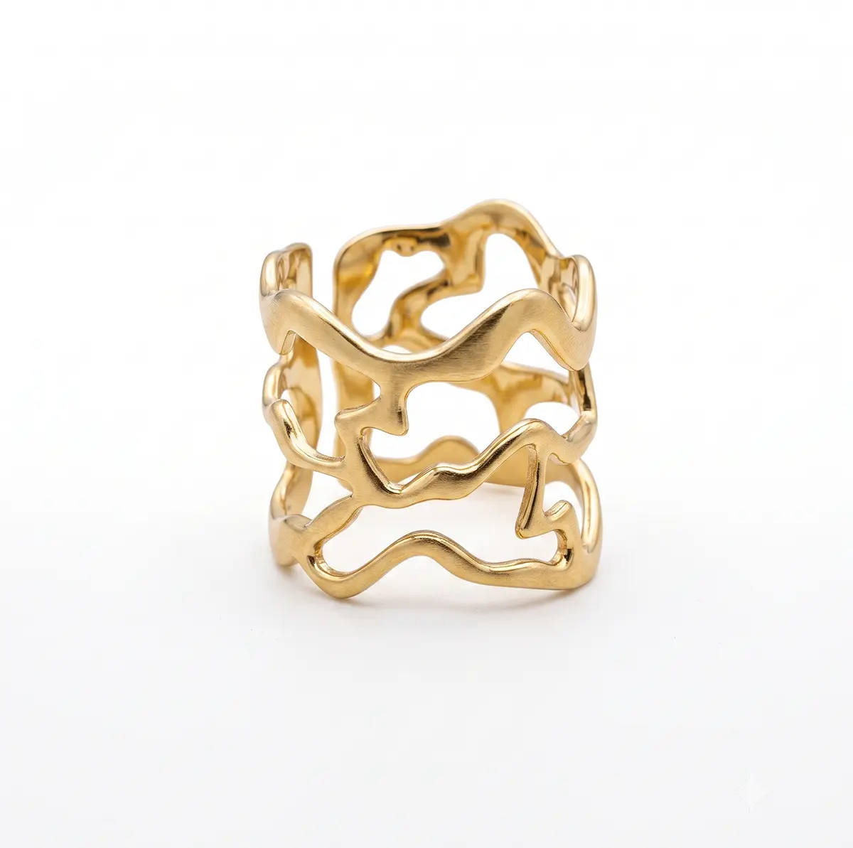 Anillo dorado ajustable de acero inoxidable de la marca DELACABRA con diseño abierto de formas orgánicas y acabado brillante, hipoalergénico