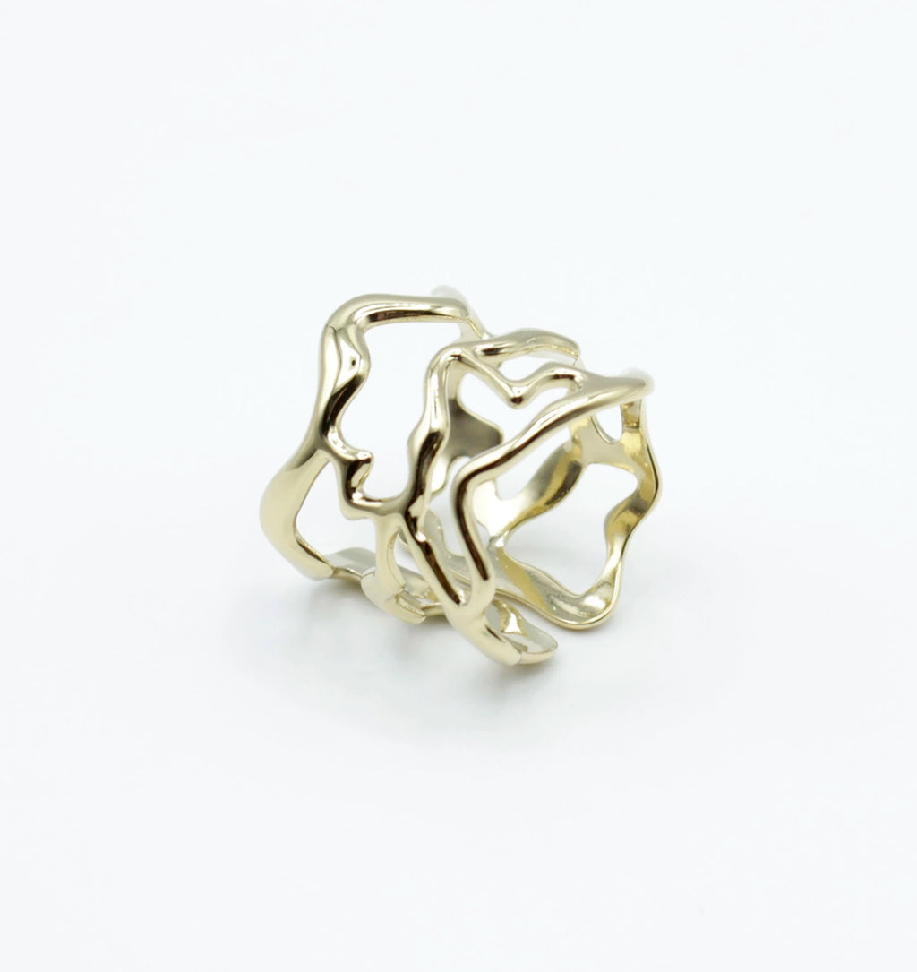 Anillo dorado ajustable de acero inoxidable con diseño abierto de líneas onduladas visto desde un ángulo lateral, acabado brillante