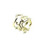 Anillo dorado ajustable de acero inoxidable con diseño abierto de líneas onduladas visto desde un ángulo lateral, acabado brillante