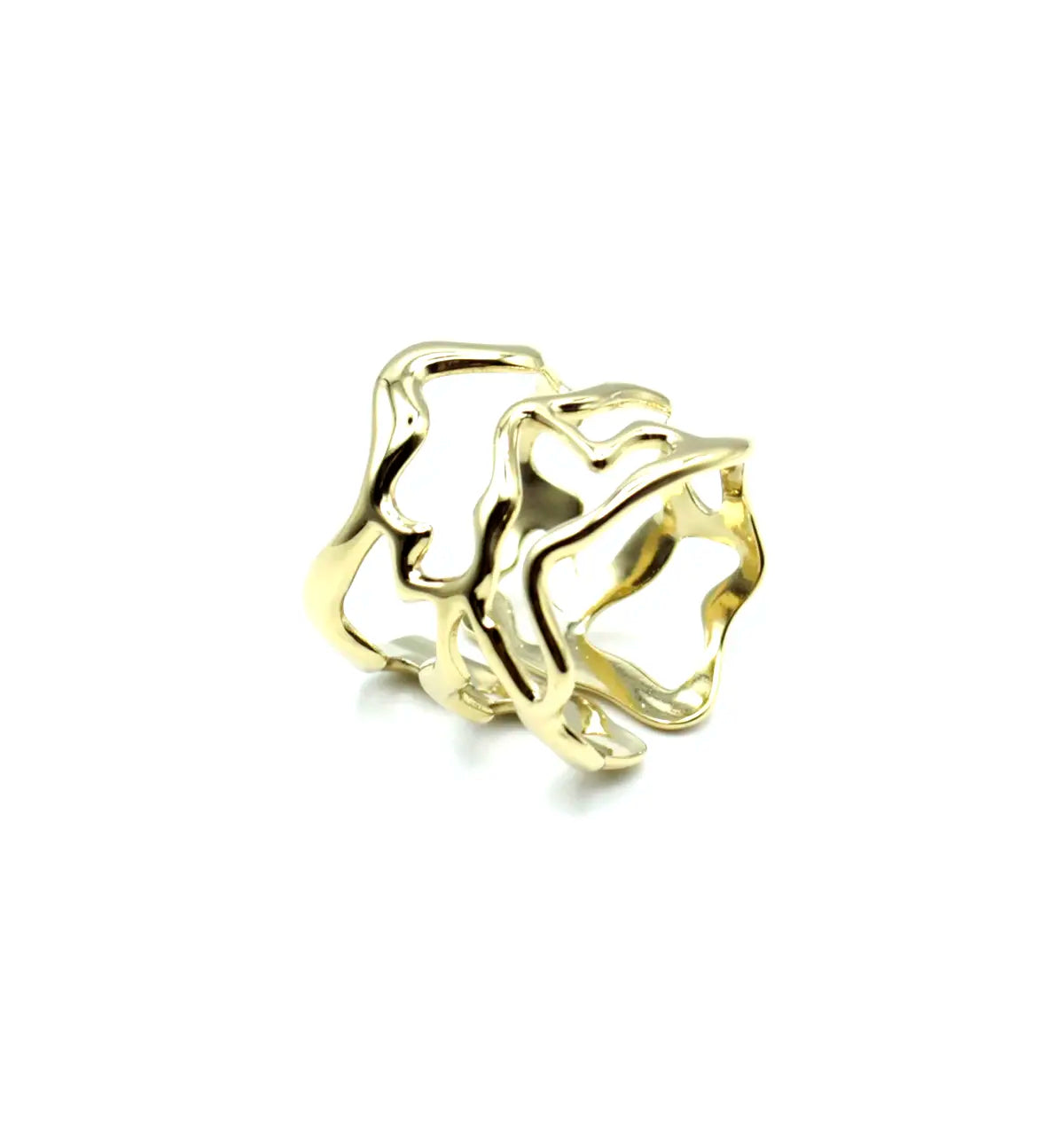 Anillo dorado ajustable de acero inoxidable con diseño abierto de líneas onduladas visto desde un ángulo lateral, acabado brillante