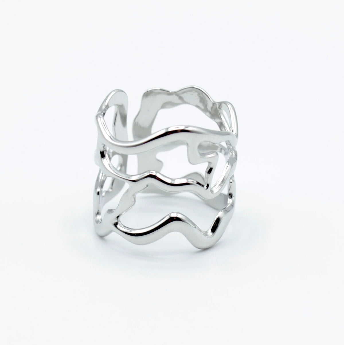 Anillo plateado ajustable de acero inoxidable de la marca DELACABRA con diseño abierto de formas onduladas, hipoalergénico y resistente al agua