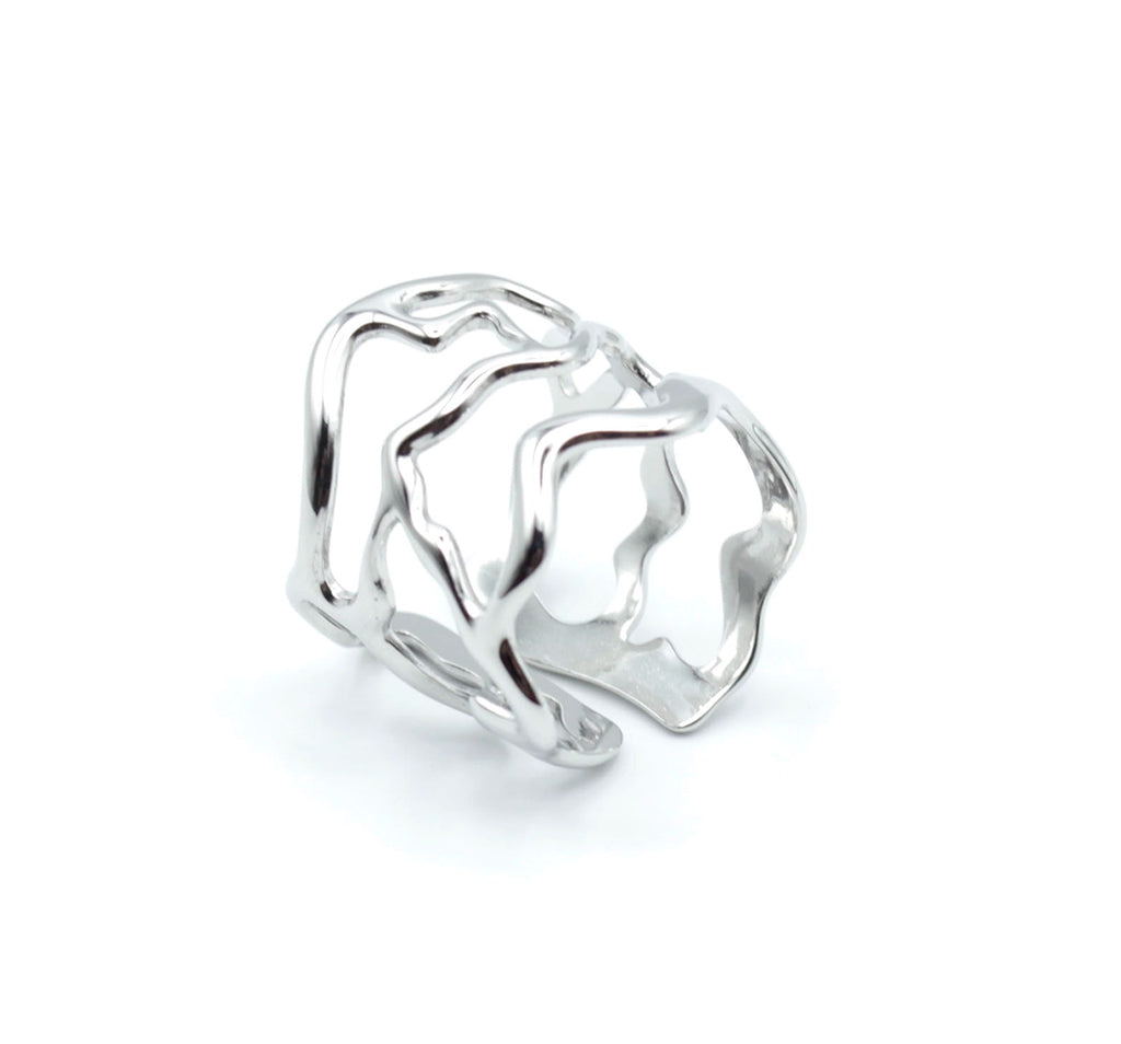 Anillo plateado ajustable de acero inoxidable con diseño abierto de líneas orgánicas visto en ángulo lateral, hipoalergénico y resistente al agua
