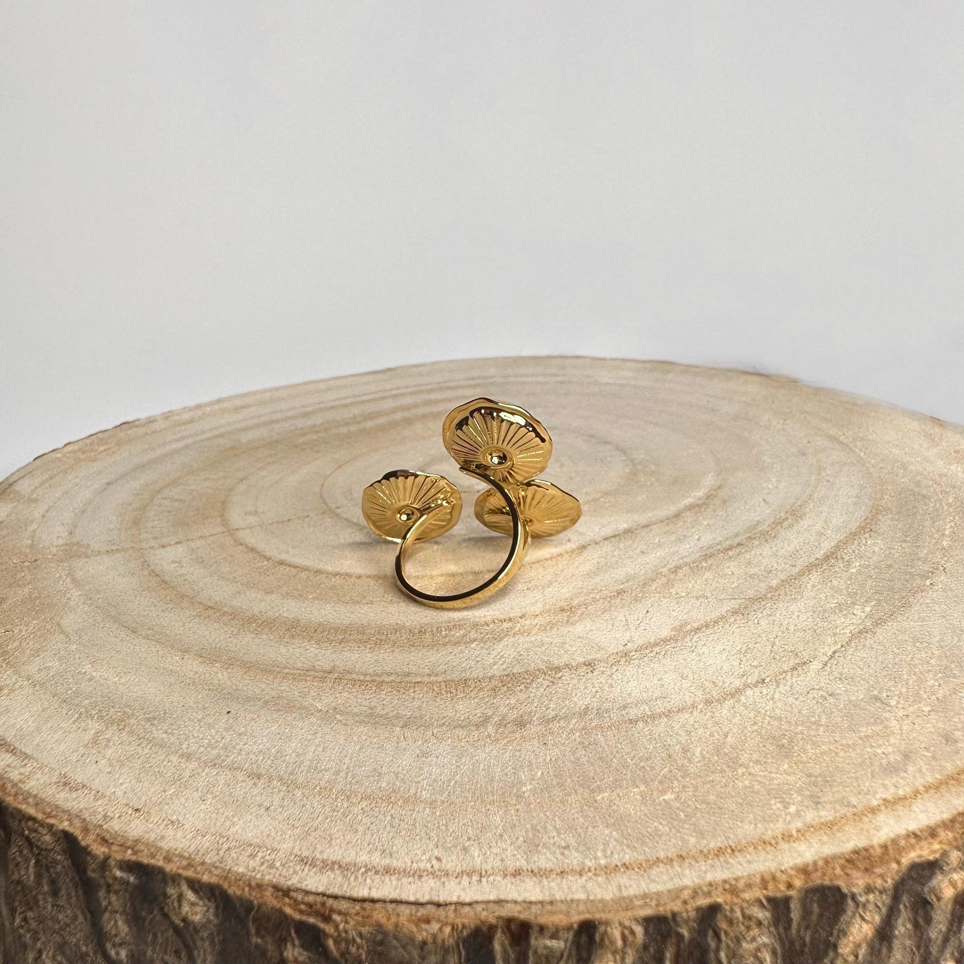 Anillo Triz dorado ajustable en acero inoxidable, vista trasera que resalta su diseño floral detallado y estructura abierta