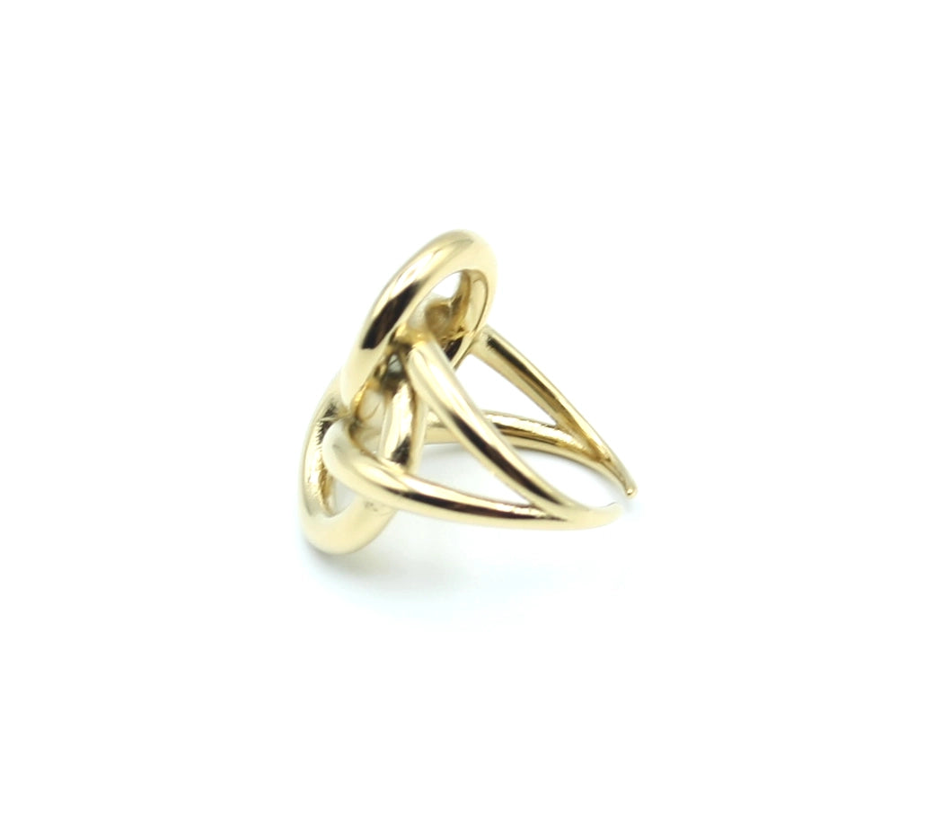 Anillo Vega ajustable de acero inoxidable dorado visto en ángulo lateral, hipoalergénico, resistente al agua, duradero y que no destiñe - DELACABRA
