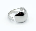 Anillo Venus marca delacabra, acero inoxidable plateado ajustable, acabado brillante espejo, ligero y versátil. Delacabra