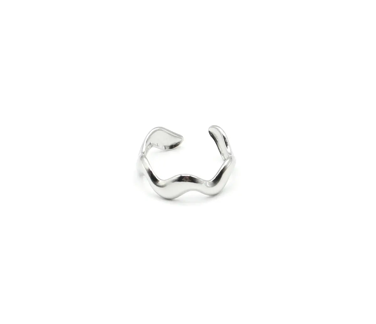 Anillo dorado Wave con silueta sinuosa que imita el movimiento del agua. Joya street style amable con la piel DELACABRA.