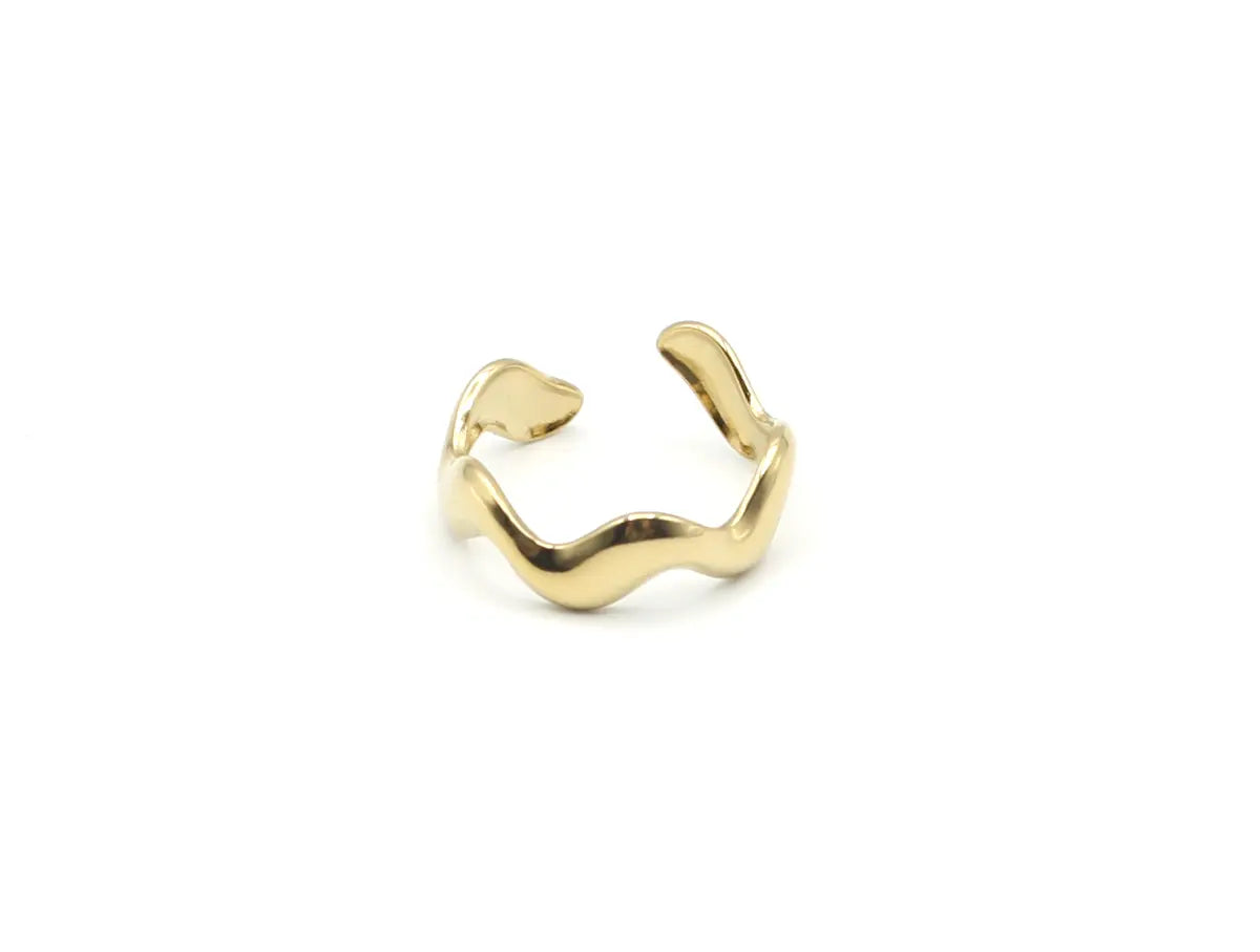 Anillo dorado Wave con silueta sinuosa que imita el movimiento del agua. Joya street style amable con la piel DELACABRA