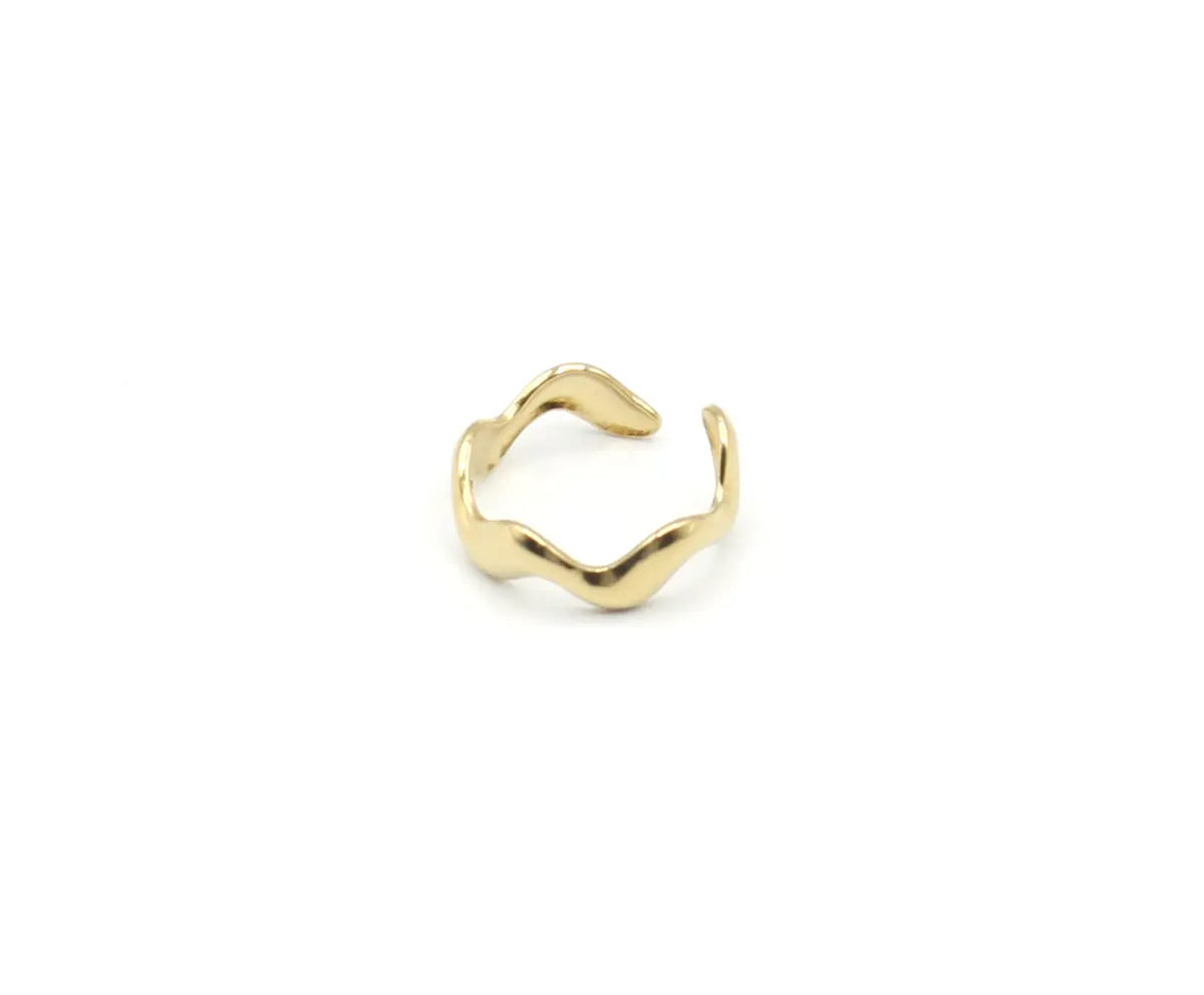 Primer plano de anillo Wave plata mostrando su estructura flexible y ergonómica. Acero inoxidable DELACABRA