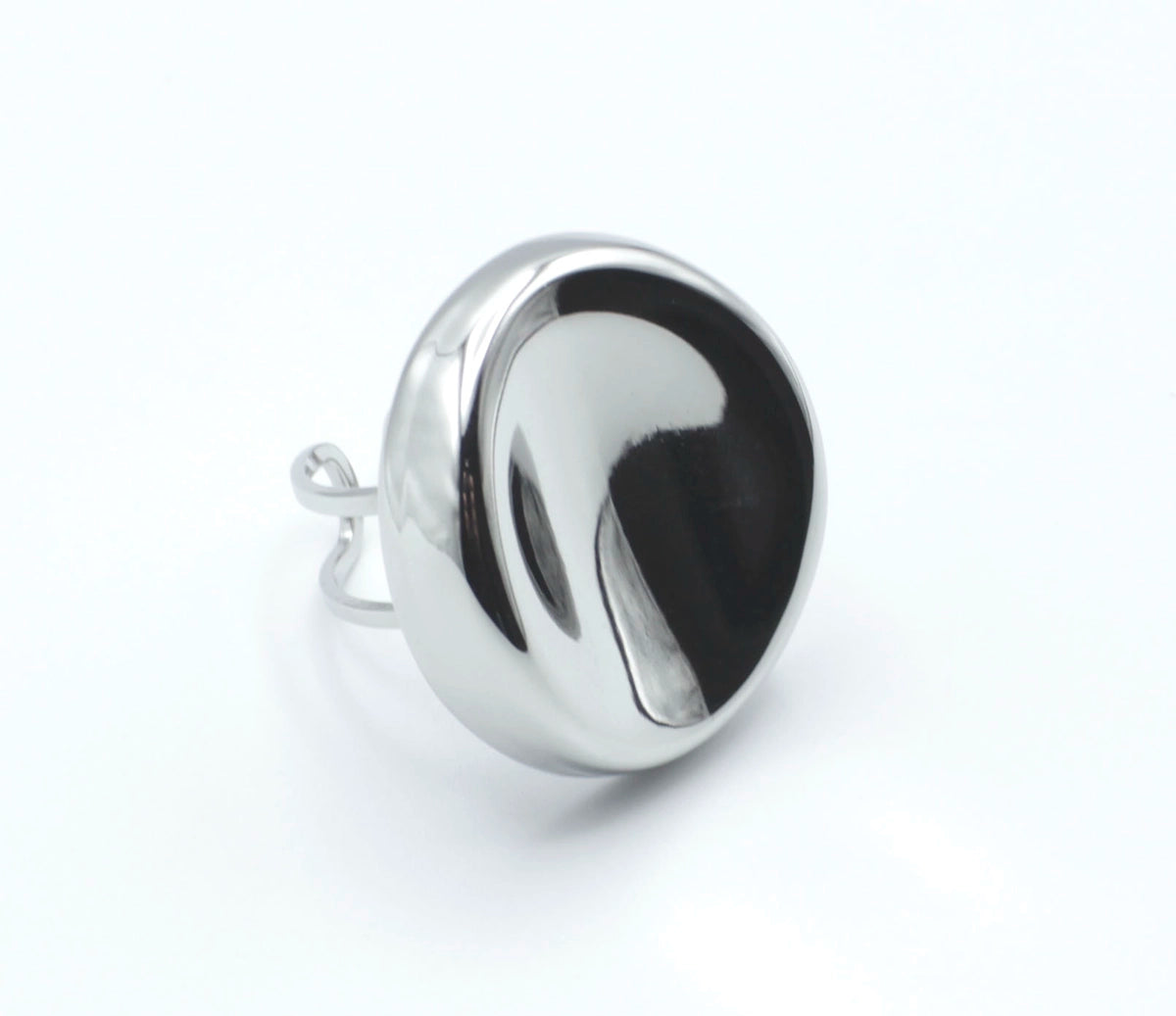 Anillo Zahara ajustable en acero inoxidable plateado, vista frontal. Diseño voluminoso con líneas suaves, antialérgico y duradero