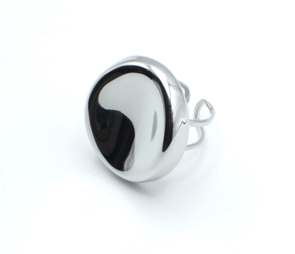 Anillo Zahara plateado de acero inoxidable ajustable, con forma ergonómica. Resistente al desgaste y sin níquel