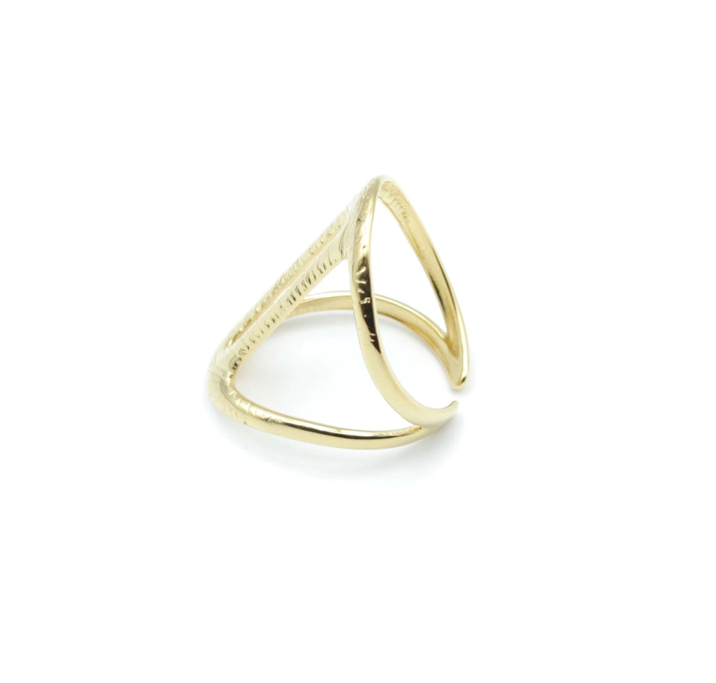Anillo ajustable Atena en acero inoxidable dorado, con diseño triangular abierto de doble línea y grabado fino