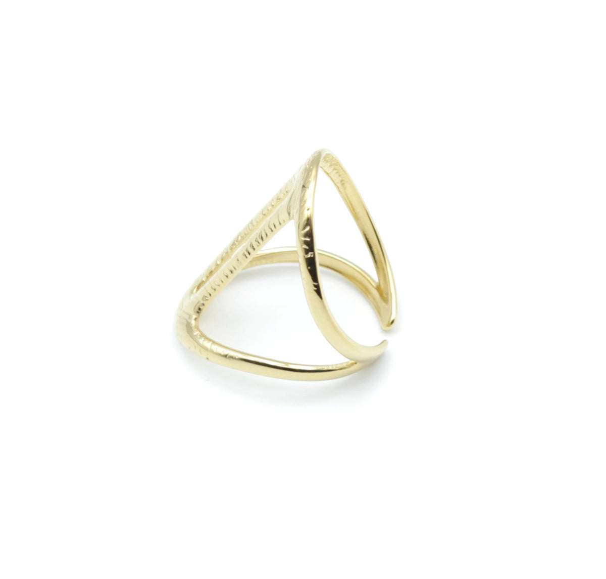 Anillo ajustable Atena en acero inoxidable dorado, con diseño triangular abierto de doble línea y grabado fino