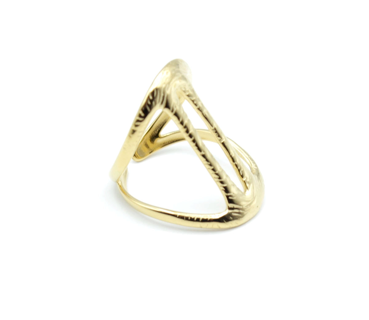 Vista lateral del anillo Atena ajustable en acero inoxidable dorado, con diseño abierto y doble arista triangular grabada