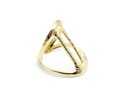 Vista lateral del anillo Atena ajustable en acero inoxidable dorado, con diseño abierto y doble arista triangular grabada