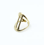 Anillo Atena ajustable de acero inoxidable dorado con diseño geométrico triangular y detalles texturizados en los bordes