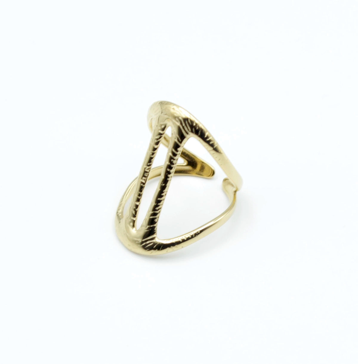 Anillo Atena ajustable de acero inoxidable dorado con diseño geométrico triangular y detalles texturizados en los bordes