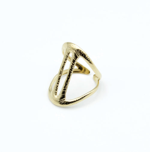 Anillo Atena ajustable de acero inoxidable dorado con diseño geométrico triangular y detalles texturizados en los bordes