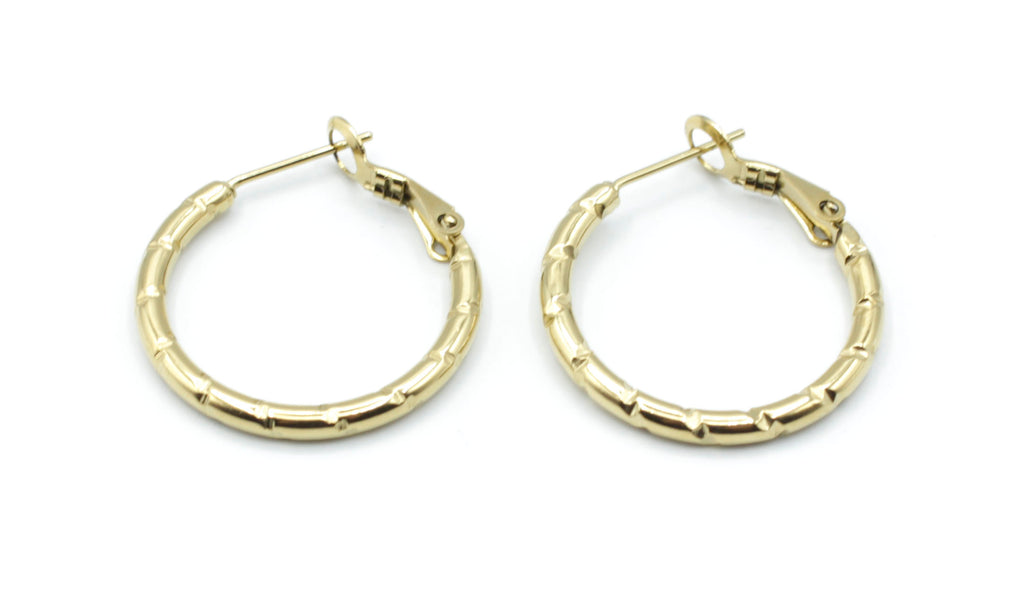Pendientes de aro Bamboo Pai dorados en acero inoxidable brillante, diseño aro bambú atemporal -DELACABRA