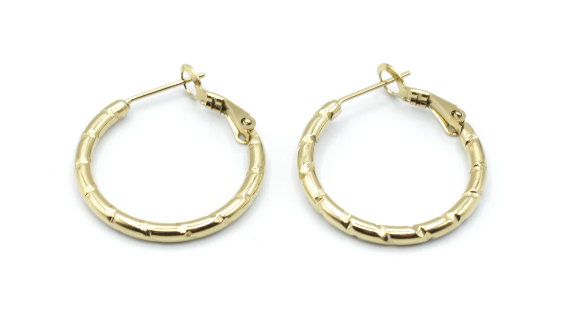 Pendientes de aro Bamboo Pai dorados en acero inoxidable brillante, diseño aro bambú atemporal -DELACABRA