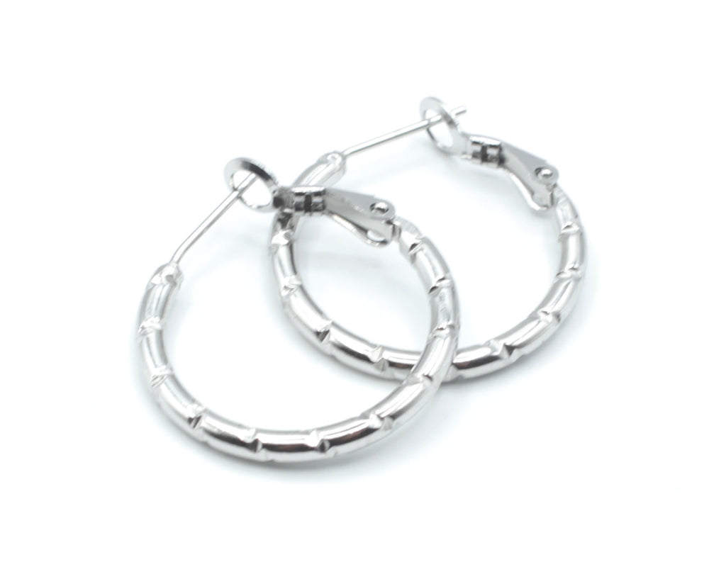 Aretes Bamboo Pai plateados con textura marcada, acero inoxidable resistente al agua -DELACABRA