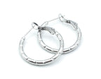 Aretes Bamboo Pai plateados con textura marcada, acero inoxidable resistente al agua -DELACABRA