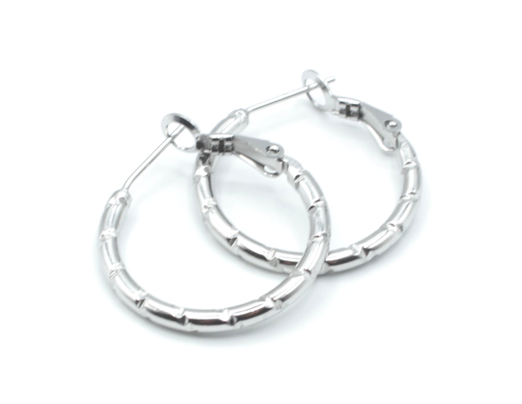 Aretes Bamboo Pai plateados con textura marcada, acero inoxidable resistente al agua -DELACABRA