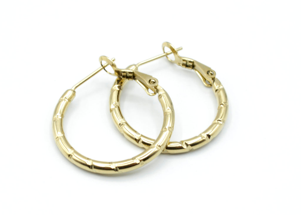 Pendientes Bamboo Pai dorados con acabado pulido, acero inoxidable duradero y elegante -DELACABRA