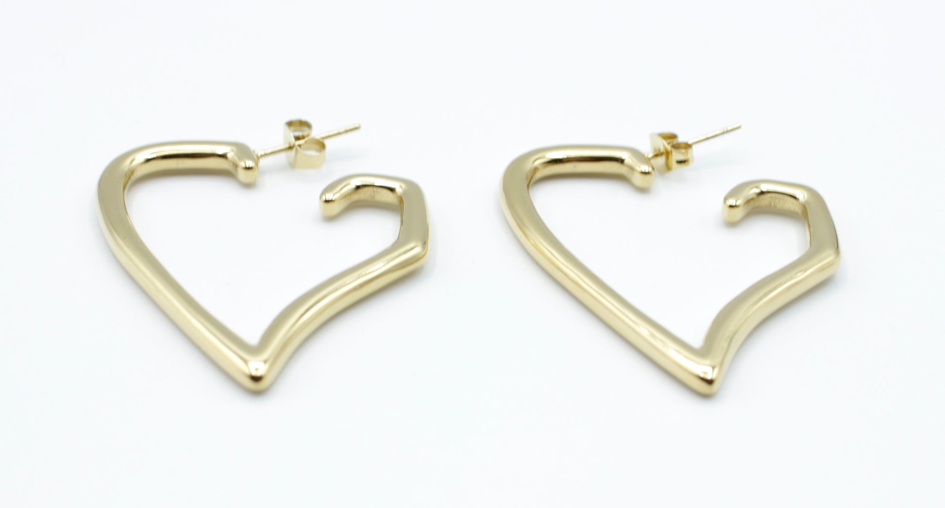 Aros Born to be loved dorados con diseño de corazón estilizado, acero inoxidable resistente al agua -DELACABRA