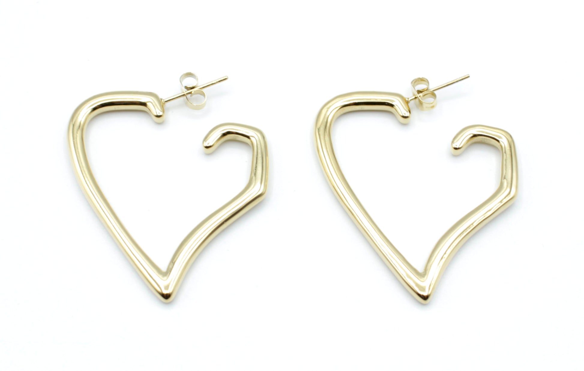Joyería Born to be loved en acabado dorado, pendientes de corazón minimalistas e hipoalergénicos -DELACABRA