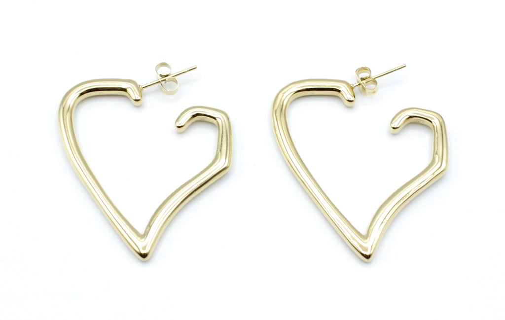 Joyería Born to be loved en acabado dorado, pendientes de corazón minimalistas e hipoalergénicos -DELACABRA