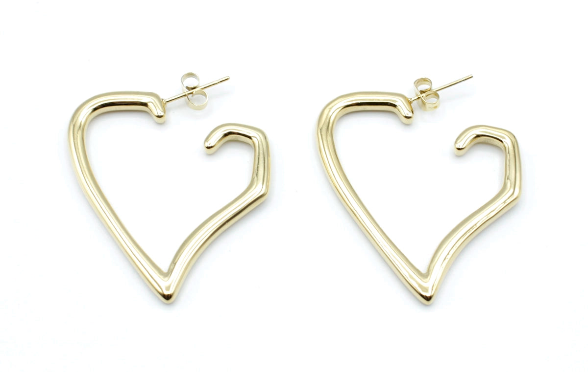Joyería Born to be loved en acabado dorado, pendientes de corazón minimalistas e hipoalergénicos -DELACABRA